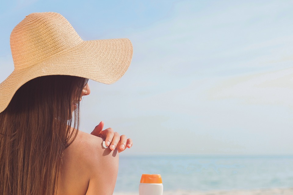 Plus question de monokini à la plage pour bronzer